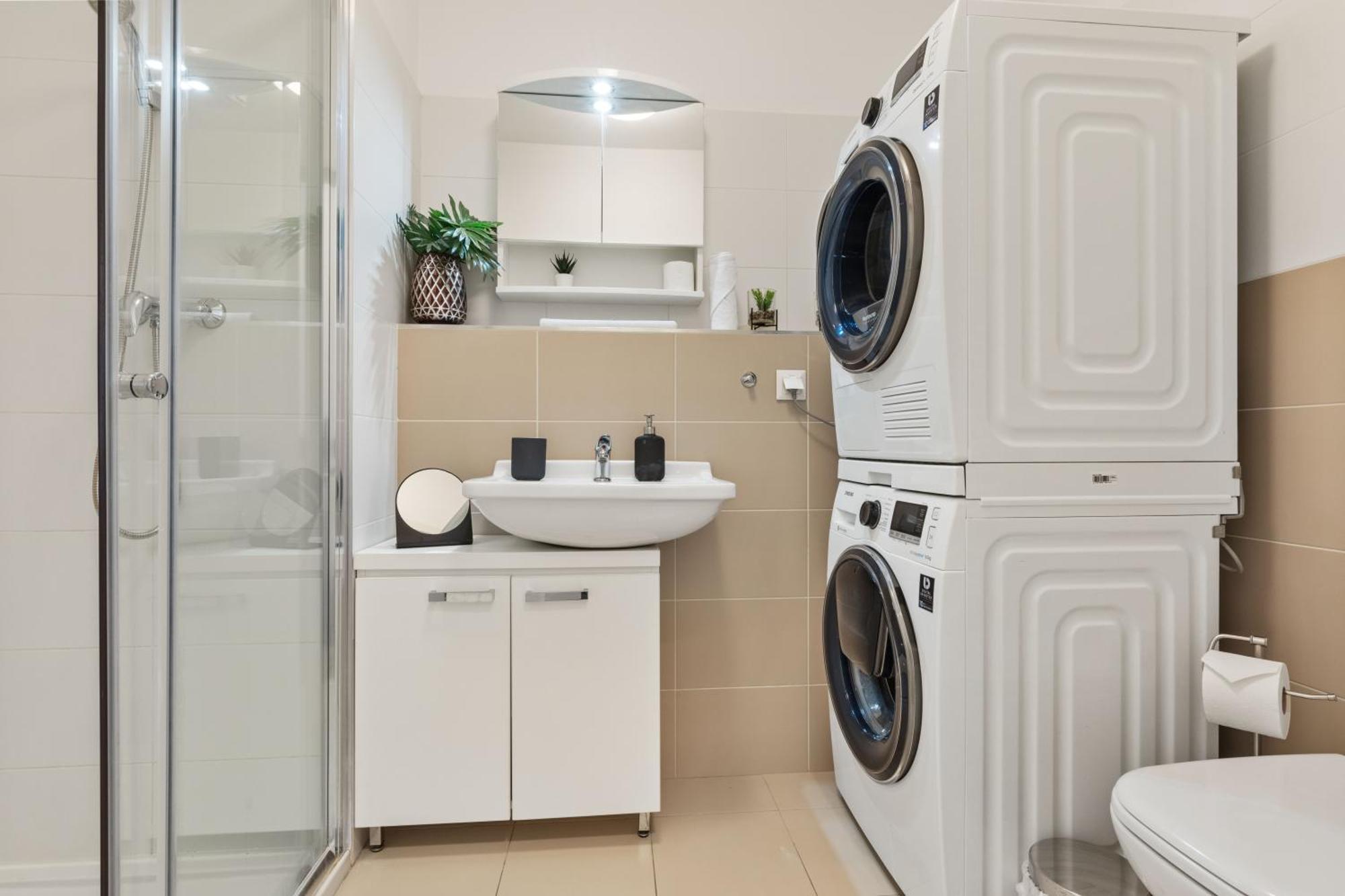 Lam Safari - Balcony - Ac - Free Parking Apartment Bratislava Bagian luar foto